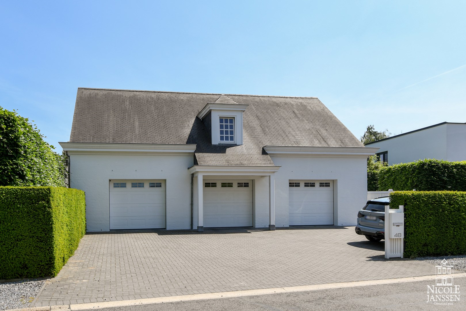 Luxueus en ruim ingedeeld landhuis met naastliggend garagegebouw met appartement 