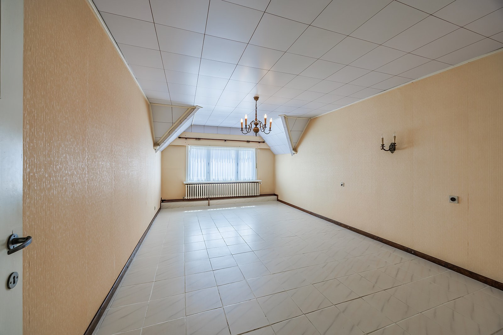Ruime gezinswoning met 5 slpk en garage 